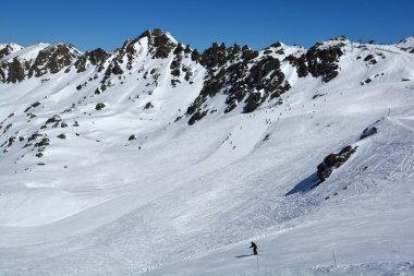 İsviçre 'nin güneyindeki lüks Verbier otelinde kayak yapmak. Arka plandaki Chassoure Geçidi.