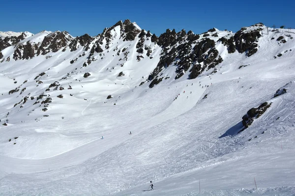 スイス南部のヴェルビエのスイスの高級リゾートでスキー — ストック写真