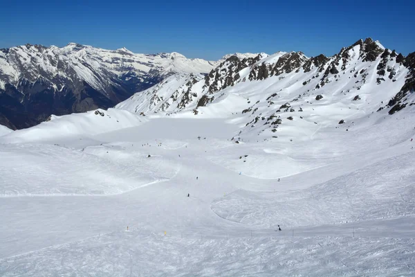 Sviçre Nin Güneyindeki Lüks Verbier Otelinde Kayak Yapmak Arkadaki Bernese — Stok fotoğraf