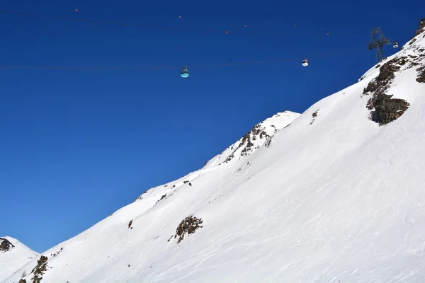 Seilbahnen Schweben Hoch Über Den Bergen Einem Skigebiet — Stockfoto