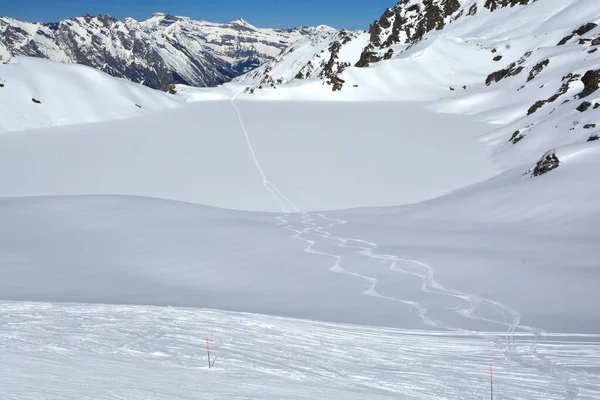 Kayak Izleri Güzel Güneşli Bir Günde Sviçre Deki Dağlarda Donmuş — Stok fotoğraf