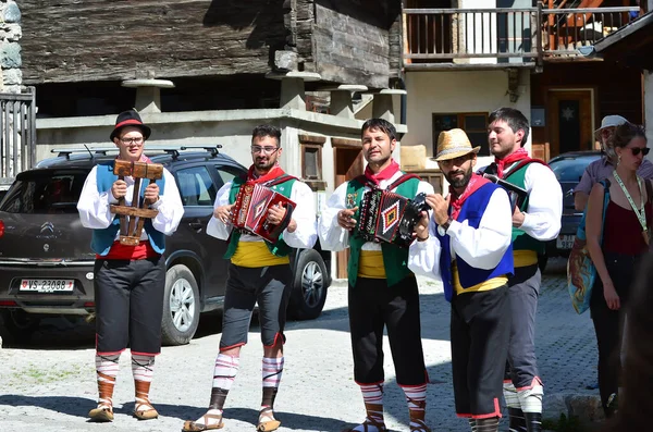 Evolene Suiza Agosto Grupo Folclórico Italiano Las Montañas Ernici Con —  Fotos de Stock