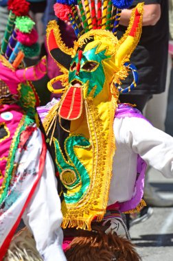 Evolene, İsviçre - 15 Ağustos: Quito 'dan geleneksel kostümlü Ekvador halk grubu: 15 Ağustos 2019, Evolene, İsviçre