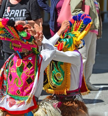 Evolene, İsviçre - 15 Ağustos: Quito 'dan geleneksel kostümlü Ekvador halk grubu: 15 Ağustos 2019, Evolene, İsviçre