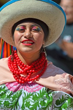 Evolene, İsviçre - 15 Ağustos: Quito 'dan geleneksel kostümlü Ekvador halk grubu: 15 Ağustos 2019, Evolene, İsviçre