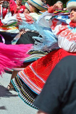 Evolene, İsviçre - 15 Ağustos: Quito 'dan geleneksel kostümlü Ekvador halk grubu: 15 Ağustos 2019, Evolene, İsviçre