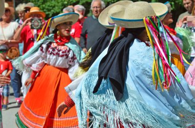 Evolene, İsviçre - 15 Ağustos: Quito 'dan geleneksel kostümlü Ekvador halk grubu: 15 Ağustos 2019, Evolene, İsviçre