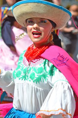 Evolene, İsviçre - 15 Ağustos: Quito 'dan geleneksel kostümlü Ekvador halk grubu: 15 Ağustos 2019, Evolene, İsviçre