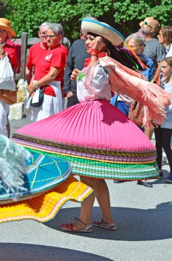 Evolene, İsviçre - 15 Ağustos: Quito 'dan geleneksel kostümlü Ekvador halk grubu: 15 Ağustos 2019, Evolene, İsviçre