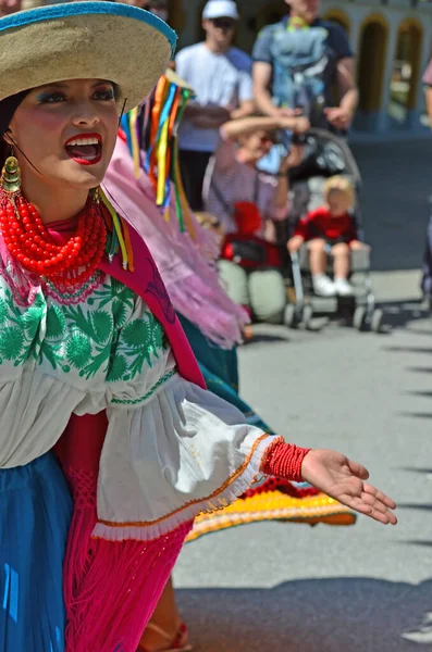 スイスのエヴォレーネ 8月15 伝統衣装でキトからエクアドルの民俗グループ 8月15 2019スイスのエヴォレーネで — ストック写真