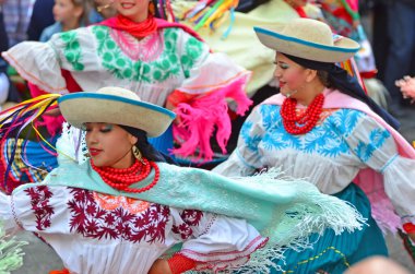 Evolene, İsviçre - 15 Ağustos: Quito 'dan geleneksel kostümlü Ekvador halk grubu: 15 Ağustos 2019, Evolene, İsviçre