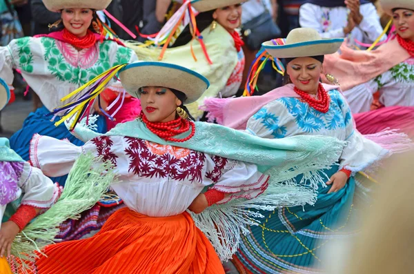 Evolene Szwajcaria Sierpnia Ekwadorska Grupa Ludowa Quito Tradycyjnych Strojach Sierpnia — Zdjęcie stockowe