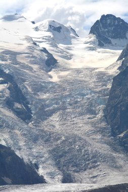 Piz Argient (solda) ve Crast Aguzza ve buzları Güney İsviçre 'deki Bernina Geçidi' nden St Moritz 'e düştü..