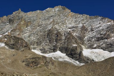 Güney İsviçre Alplerinde Weisshorn 'un batı cephesi