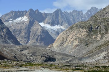 Lauteraar Rothorner, İsviçre 'nin Bernese Alpleri' ndeki Lauteraar buzulunun üstünde.