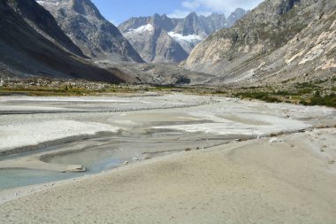 Aar Nehri, İsviçre 'nin Bernese Alpleri' ndeki buzulundan çıkar. Arka planda Lauteraarhorn