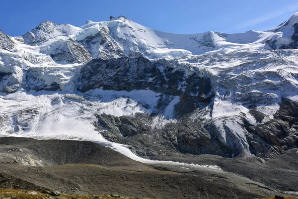 Zinalrothorn とZinalの山のリゾートの上のスイスアルプスのPoint Moming — ストック写真