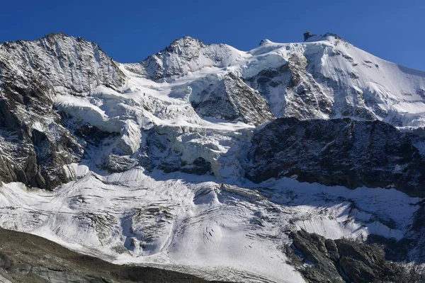 从左到右谢利洪山 南莫宁山和瑞士阿尔卑斯山中部的齐纳尔山楂 Zinal — 图库照片