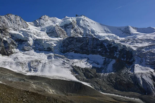 Zinalrothorn とZinalの山のリゾートの上のスイスアルプスのPoint Moming — ストック写真