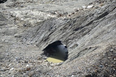 Buzulda kendi eriyen suyu tarafından kesilen doğal bir kemer.