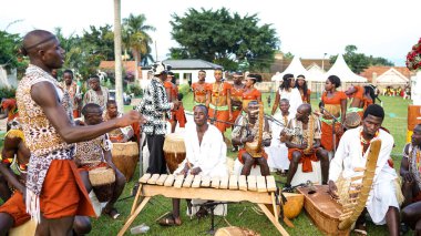 Kampala, Uganda - 09 Temmuz 2017: Ruanda 'dan yerel geleneksel ulusal grup Uganda' daki yeni evlileri kutlamak için düğünde şarkı ve dans söylüyor.