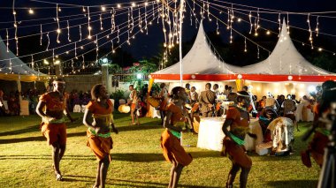 Kampala, Uganda - 09 Temmuz 2017: Uganda 'da yerel sanatçılar Uganda' da düğün etkinliğinde şarkı söyler, dans eder ve geleneksel müzik çalar, Kampala 'da bir evlilik töreni, Uganda' da kültür ve gelenekler, yerel kıyafetler