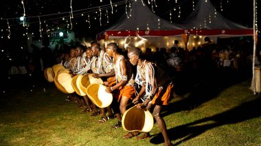 Kampala, Uganda - 09 Temmuz 2017: Uganda 'da yerel sanatçılar Uganda' da düğün etkinliğinde şarkı söyler, dans eder ve geleneksel müzik çalar, Kampala 'da bir evlilik töreni, Uganda' da kültür ve gelenekler, yerel kıyafetler