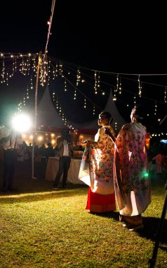 Kampala, Uganda - Temmuz 09, 2017: Mutlu Afrika gelini ve nedimeleri düğün töreninde aile ve konukların önünde dans ediyorlar.