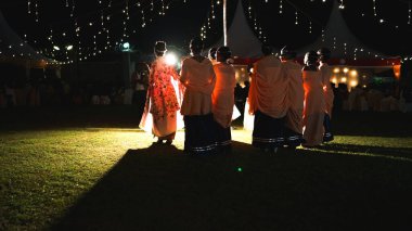 Kampala, Uganda - Temmuz 09, 2017: Mutlu Afrika gelini ve nedimeleri düğün töreninde aile ve konukların önünde dans ediyorlar.