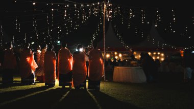 Kampala, Uganda - Temmuz 09, 2017: Mutlu Afrika gelini ve nedimeleri düğün töreninde aile ve konukların önünde dans ediyorlar.