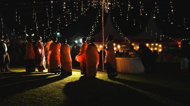 Kampala, Uganda - Temmuz 09, 2017: Mutlu Afrika gelini ve nedimeleri düğün töreninde aile ve konukların önünde dans ediyorlar.