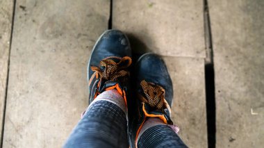 Tahta zeminde çizmeler.