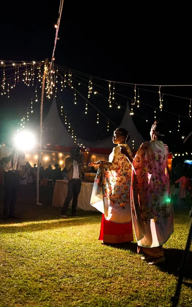 Kampala, Uganda - Temmuz 09, 2017: Mutlu Afrika gelini ve nedimeleri düğün töreninde aile ve konukların önünde dans ediyorlar.