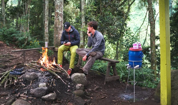 Dos Jóvenes Forma Hombres Cerca Fogata Bosque Teniendo Una Conversación —  Fotos de Stock