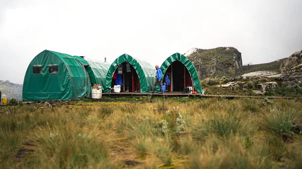 乌干达鲁文佐里山脉 2017年7月21日 用于野营探险的山区绿色生态帐篷 鲁文佐里山脉的布加塔营地 寒冷的雾天早晨 — 图库照片