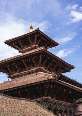 Katmandu, Nepal 'deki Patan Durbar Meydanı' ndaki Budist tapınağını kapatın. Geleneksel Newar ahşap oyma geleneğinin ayrıntıları 