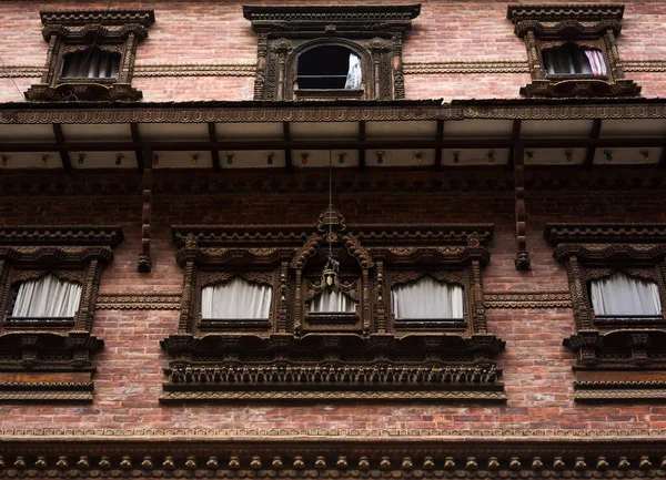Katmandu 'daki eski Newari ahşap oyma binası, Nepalli mimari tarzının dış cephesi, miras binası