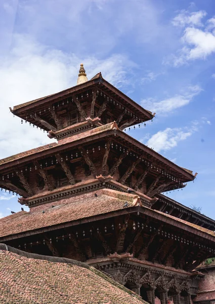 Katmandu, Nepal 'deki Patan Durbar Meydanı' ndaki Budist tapınağını kapatın. Geleneksel Newar ahşap oyma geleneğinin ayrıntıları 