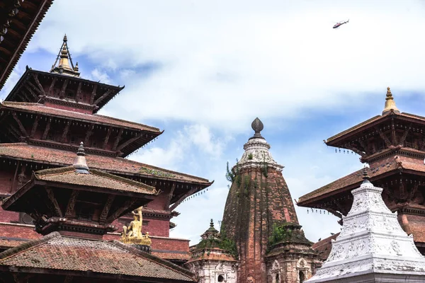 ネパール カトマンズのPatan Durbar Squareにある寺院や仏塔の屋根晴れた日には ヒンズー教徒と仏教の人々のための宗教的なランドマーク — ストック写真