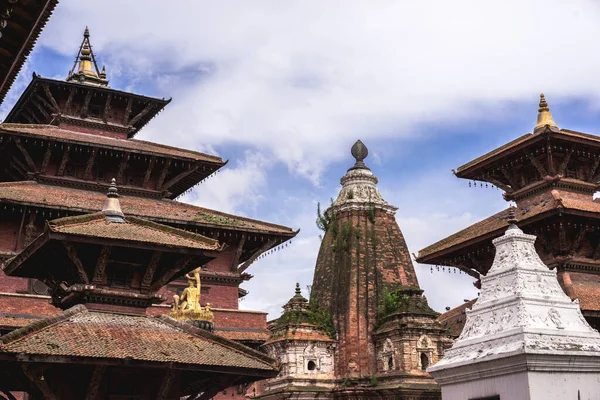 ネパール カトマンズのPatan Durbar Squareにある寺院や仏塔の屋根晴れた日には ヒンズー教徒と仏教の人々のための宗教的なランドマーク — ストック写真