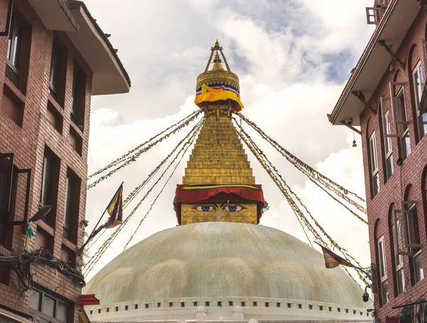 カトマンズのブッダナス ストゥーパ ネパールのブッダ テンプルへの入り口黄金の時間 カトマンズの日没 ユネスコ世界遺産 ソフトフォーカス フィルムノイズ — ストック写真