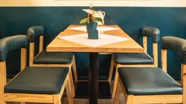 Yeşil sandalyeler, ahşap masa, basit modern mobilyalar, mutfak ve restoran için yemek masası.