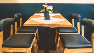 Yeşil sandalyeler, ahşap masa, basit modern mobilyalar, mutfak ve restoran için yemek masası.