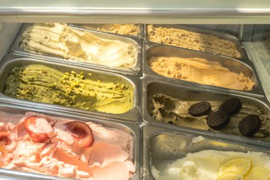 Kafede farklı türde dondurma kepçesi çikolata, fıstık, limon, vanilya, viski ve domates aromalı İtalyan dondurması. Yumuşak foucus, bulanık arkaplan, film gürültüsü