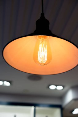 Duvardaki ampulü kapat, tavandaki lambayı yak, fikir kavramı, güç ve elektrik, enerjiyi sakla ve ışıkları kapat.