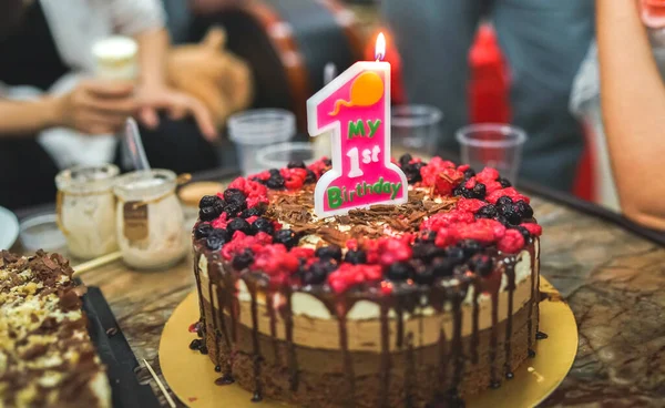 Meu Primeiro Bolo Aniversário Bolo Chocolate Decorado Com Bagas Frescas — Fotografia de Stock