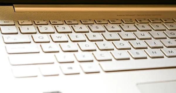 Srebrna Klawiatura Komputerowa Białym Tle Zbliżenie Srebrnego Laptopa — Zdjęcie stockowe