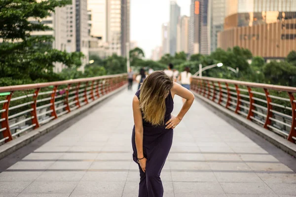 Wanita Cantik Dalam Gaun Panjang Berdiri Jembatan Yang Lebar Asia — Stok Foto