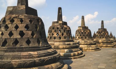 Endonezya 'daki Borobudur Tapınağı, Güneydoğu Asya, UNESCO Dünya Mirası Alanı, mavi gökyüzü ve yazın güneşli hava, Endonezya' yı ziyaret etmek için en iyi mevsim, gezi turu