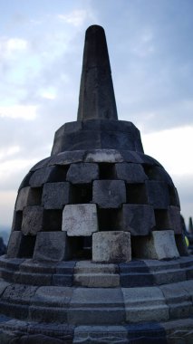 Endonezya 'daki Borobudur Tapınağı, Güneydoğu Asya, UNESCO Dünya Mirası Alanı, mavi gökyüzü ve yazın güneşli hava, Endonezya' yı ziyaret etmek için en iyi mevsim, gezi turu